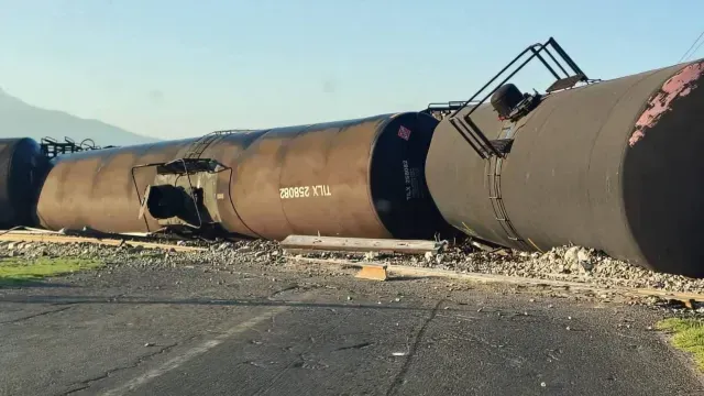No hubo explosión a pesar de que los contenedores volcaron. Foto: X @moviendoideas
