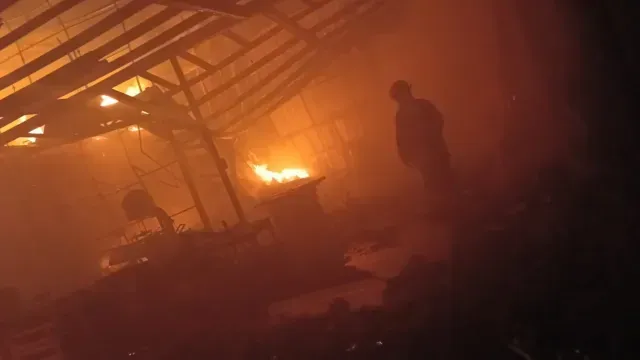 Bomberos realizan labores de remoción para controlar incendio.