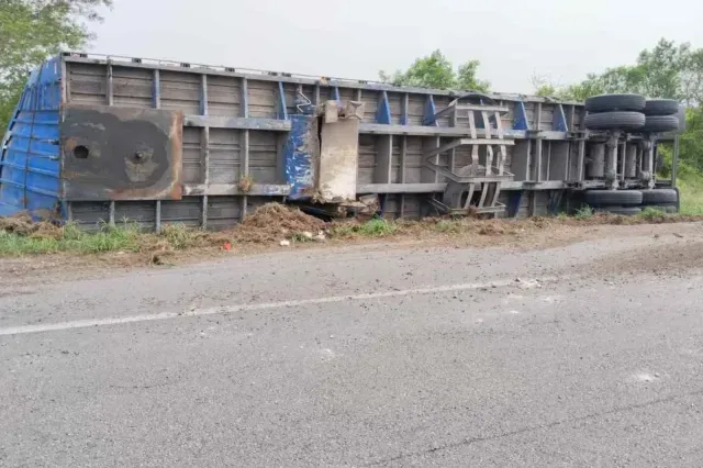 Vuelca tráiler en Tamaulipas. Foto: Carreteras Guardia Nacional