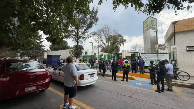 Así se realizó el desalojo e inspección en inmediaciones de la clínica 64 del IMSS. Foto: N+