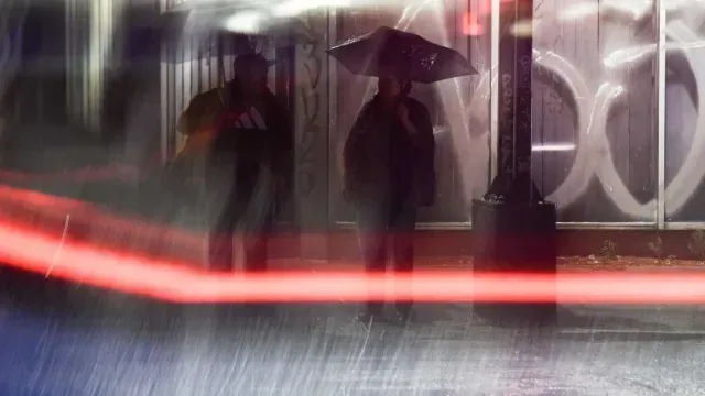 Personas se protegen con paraguas de las lluvias en CDMX el 4 de abril de 2026. Foto: Cuartoscuro | Archivo