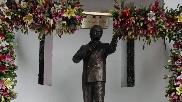 Homenaje a José José con seguidores que acudieron a su estatua. Foto: Cuartoscuro