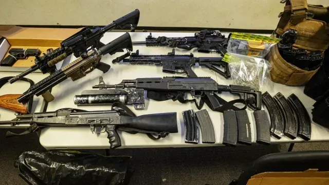 Parte del arsenal asegurado.