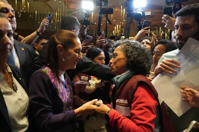 Claudia Sheinbaum fue recibida por mexicanos en Barcelona