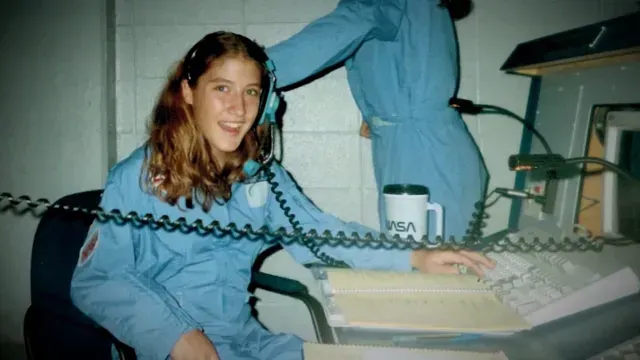 Desde joven, Christina Koch mostró interés por la ciencia, formación que la llevaría a obtener títulos en Ingeniería Eléctrica y Física antes de ingresar a la NASA.