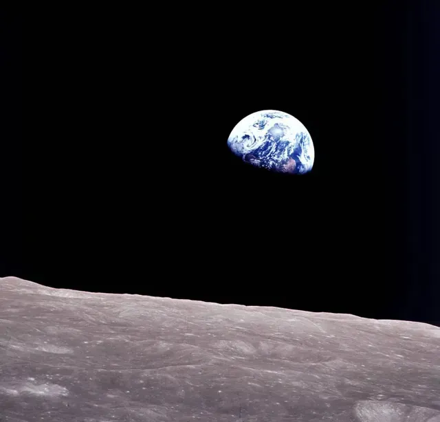 Earthrise, foto de la Tierra en la misión Apolo 8 que inspiró a “Rise”
