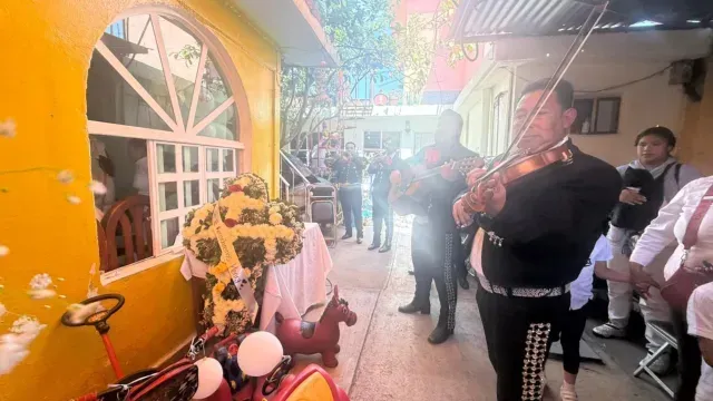 Con mariachi despiden a Henry en Chalco, Edomex.