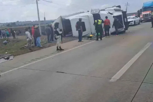 Vuelca tráiler en la México-Querétaro. Foto: N+