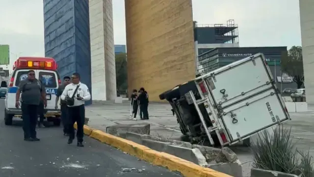 Volcadura de camioneta en Satélite. Foto: N+