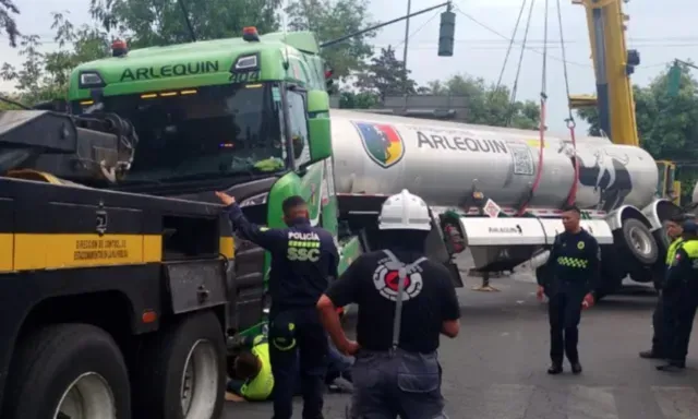 Labores con grúa para incorporar a la pipa doble con diésel. Foto: Facebook Orientador Vial
