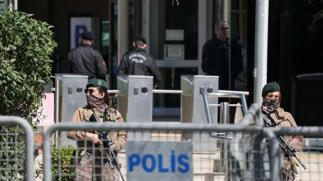 Fuerzas especiales de la policía turca custodian el lugar tras escucharse disparos cerca del edificio que alberga el consulado israelí.