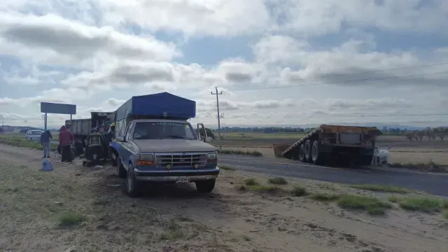 Accidente de camioneta y tráiler en Puebla. Foto: SICOM Capital de la Tecnología