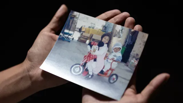 Graciela Hernández sostiene una fotografía de sus hijos Miguel Ángel y Diana Rojas. Foto: N+