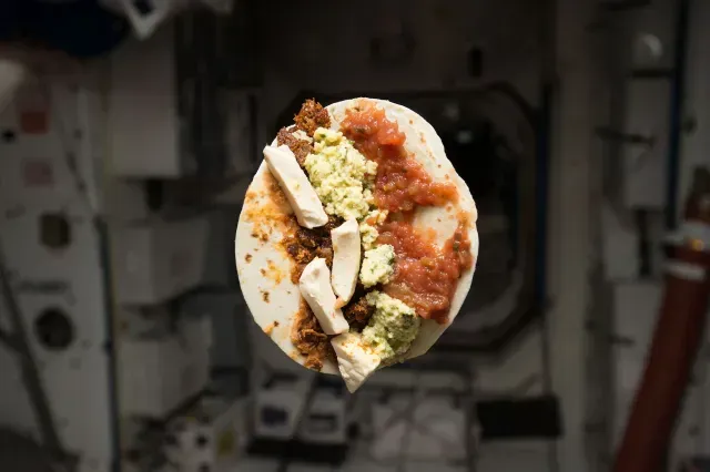 Taco del astronauta Tim Kopra fotografiado en la Estación Espacial Internacional en 2016