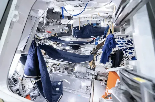 Interior de la cápsula Orión, donde dormirán los astronautas por nueve noches