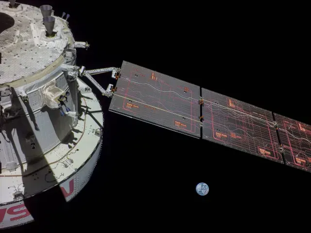Selfie de la cápsula Orión con la Tierra en la misión Artemis I
