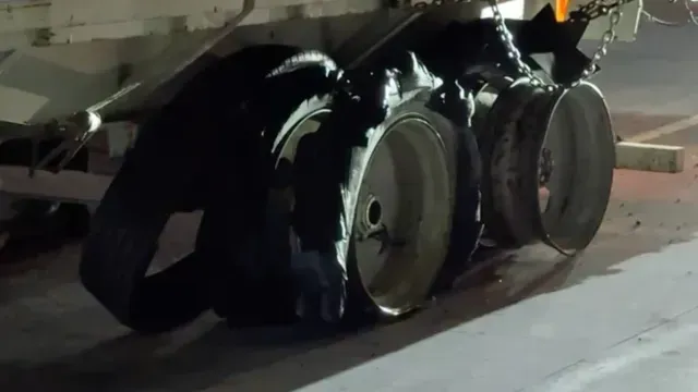 Tras embestir la caseta, el tráiler recorrió aproximadamente 23 kilómetros hasta que fue detenido a disparos. Foto: N+
