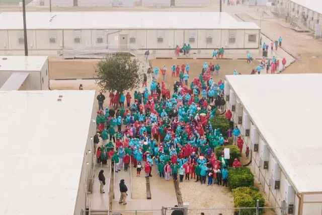 Detenidos por ICE en Dilley protestan con pancartas, en enero del 2026