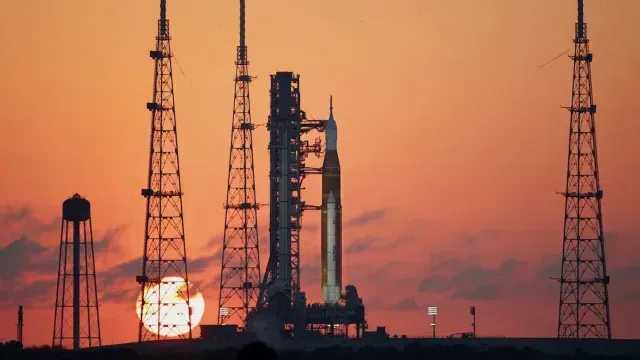 El cohete SLS que llevará a la misión Artemis II a la Luna