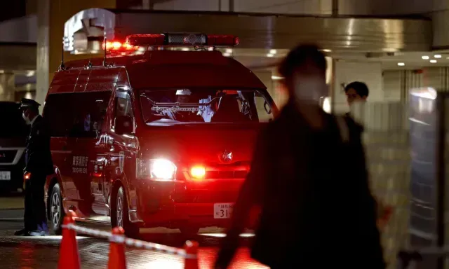Una ambulancia lleva los cuerpos de las personas heridas mortalmente en una tienda de Japón. Foto: Reuters