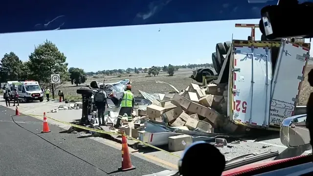 Una camioneta y un camión chocaron a la altura del kilómetro 39. Foto: Gustavo Reyes