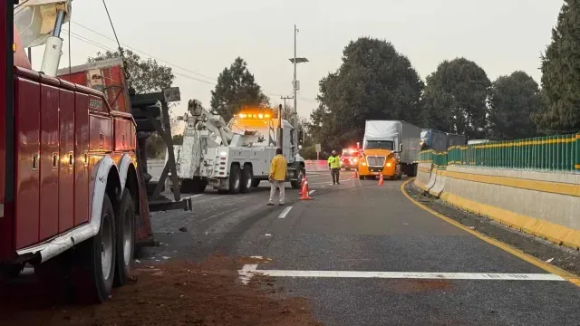 Cierre vial por volcadura de tráiler en la México-Cuernavaca. Foto: N+