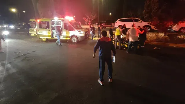 tienden paramédicos de suma, y llegaron policías municipales de Puebla además de una patrulla de Proximidad Vial.