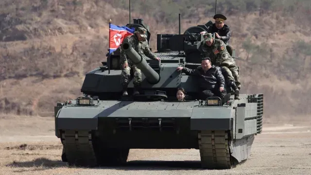 El líder norcoreano y su hija Kim Ju Ae  en un tanque durante un ejercicio táctico ofensivo que involucra un nuevo tipo de tanque, en una base de entrenamiento en Pyongyang, el  19de marzo. Foto: Reuters.