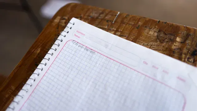 Los alumnos tienen que dejar sus cuadernos en blanco.