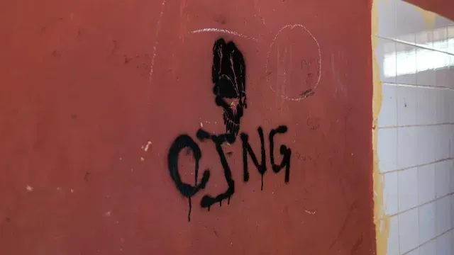 Este es el grafiti que da la bienvenida al baño de hombres.