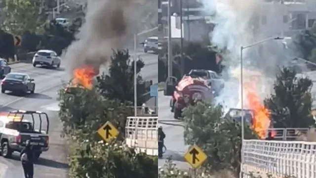 Incendio consume a camioneta en el Periférico Ecológico de Puebla. Foto: X @virales_mex