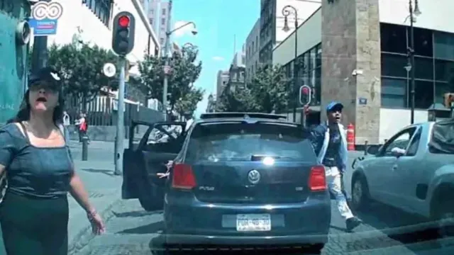 La mujer inició la agresión y los dos sujetos la secundaron. Foto: N+