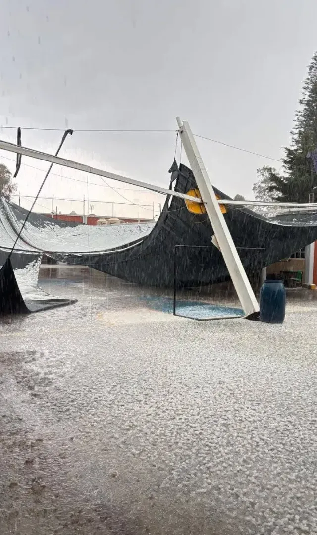 Lluvia provoca que techo de lámina de Escuela se desplomara hoy en San Carlos, Ecatepec.