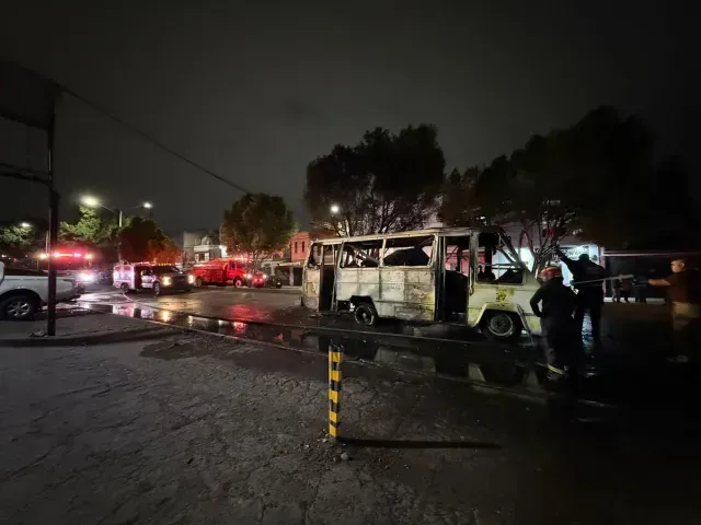 Incendio consume microbús en avenida Taxímetros, en Nezahualcóyotl