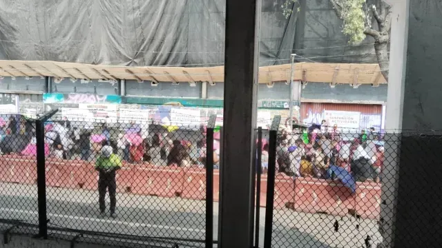 Presencia de manifestantes en zona de derrumbe de edificio en San Antonio Abad. Foto: N+