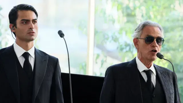 Los cantantes Andrea Bocelli y Matteo Bocelli durante una actuación en Castel Gandolfo en 2025