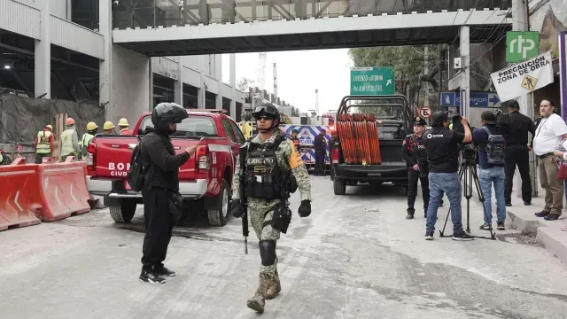 Resguardan zona donde están atrapados entre los escombros trabajadores sobre Calzada San Antonio Abad, esquina con Lorenzo Boturini y Alfredo Chavero. Foto: Cuartoscuro