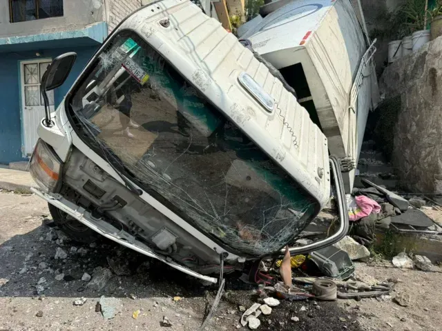 N+ capta cómo quedó el camión accidentado en Naucalpan. Foto: N+