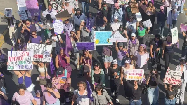 Mujeres inician el recorrido de la marcha del 8M en León. Foto: N+