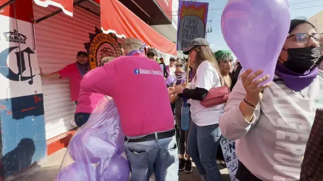 Regalaron globos morados para las asistentes de la marcha. Foto: N+