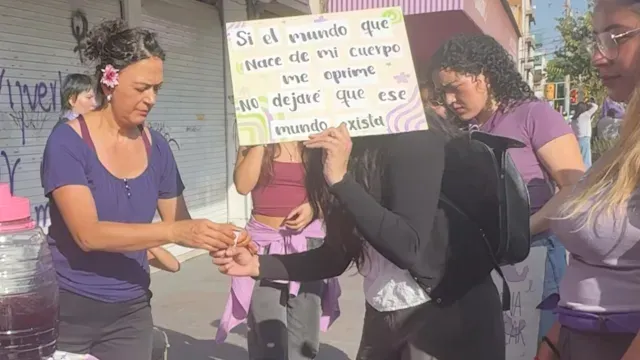 Regalan agua a manifestantes ante altas temperaturas en León. Foto: N+
