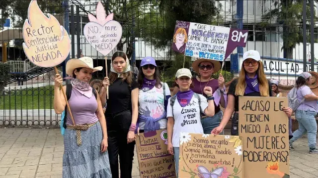 Mujeres sostienen pancartas antes de iniciar la marcha. Foto: N+