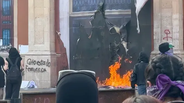 Como en años anteriores integrantes del "Bloque Negro" incendiaron las puertas de la Presidencia Municipal. Foto: N+