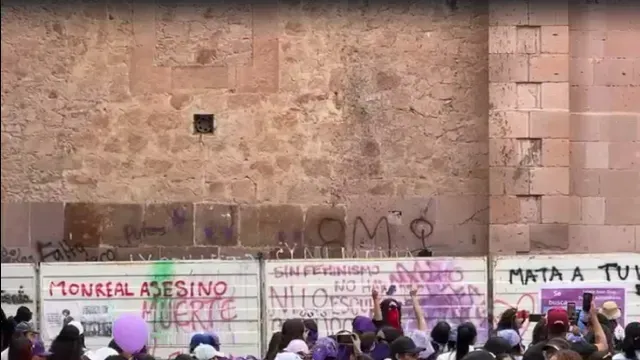 Algunas mujeres realizaron pintas a la Catedral Basílica de Zacatecas. Foto: N+