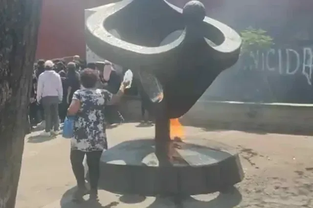 Prenden fuego a esculturas a su paso.