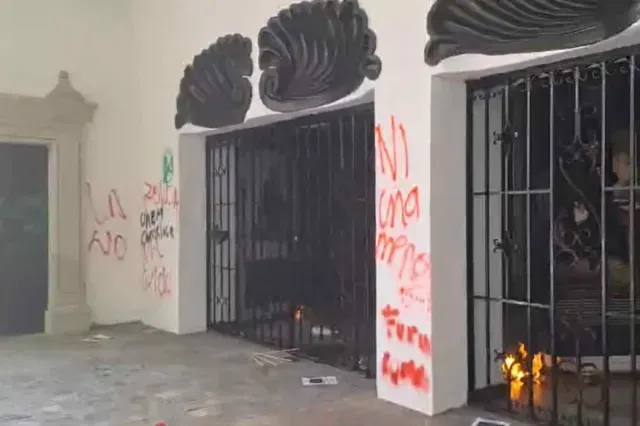 Realizan pintas, quemas y destrozos en la antigua sede del H. Congreso del Estado de Morelos ubicado en la calle de Matamoros en el Centro de Cuernavaca.