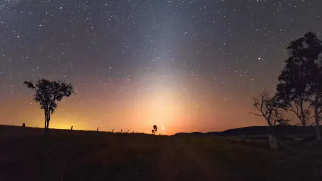 La luz zodiacal es un débil halo triangular que aparece por el oeste