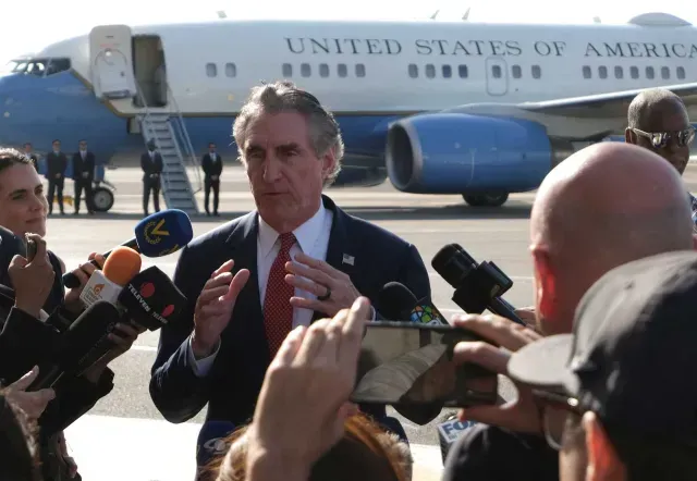 Doug Burgum, secretario de Interior de Estados Unidos, antes de salir de Venezuela
