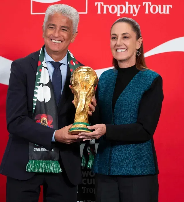 La presidenta Claudia Sheinbaum y el exfutbolista ‘Bebeto’ con la Copa del Mundo. Foto: Presidencia