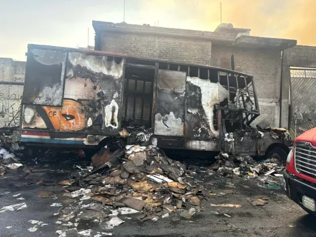 El incendio también consumió un camión. Foto: N+